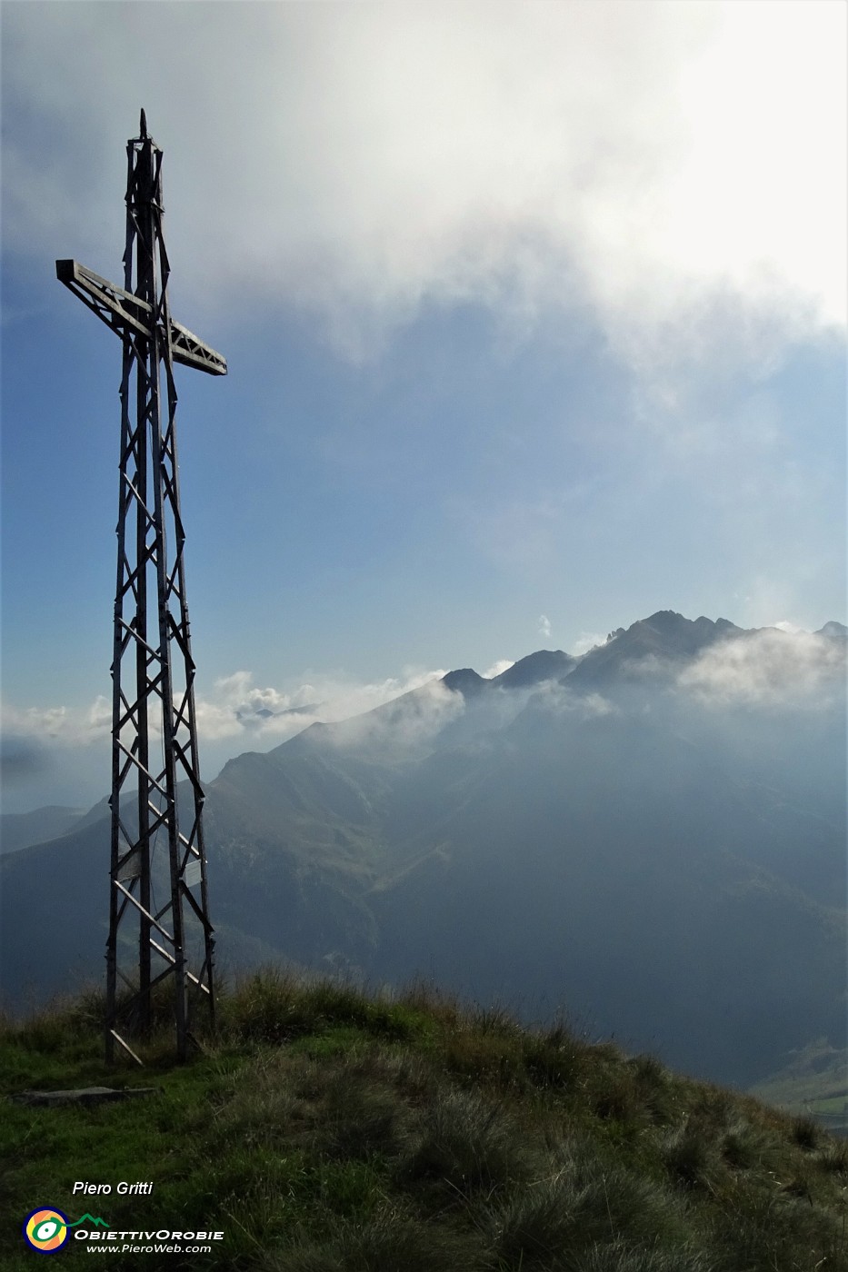 46 La croce di vetta del Pizzo delle segade con il Monte Ponteranica sullo sfondo.JPG